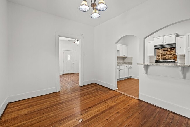 Building Photo - Beautiful 3 Bedroom 2 Bath