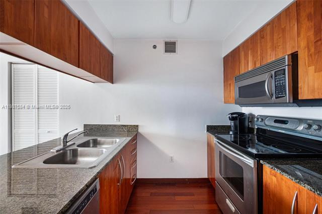 Building Photo - 1200 Brickell Bay Dr