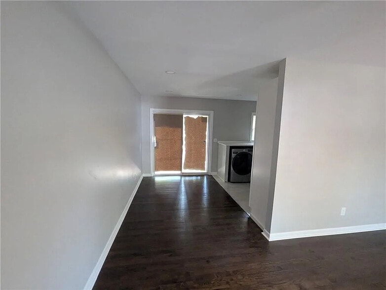 Building Photo - Room in House on Sheppard Dr