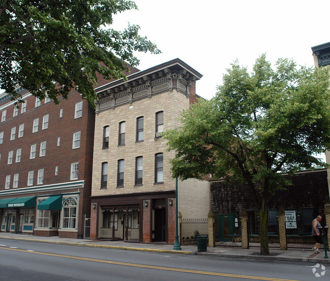 Primary Photo - 214-216 N Queen St