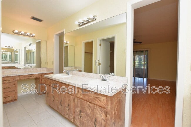 Building Photo - 1715 High Point Dr