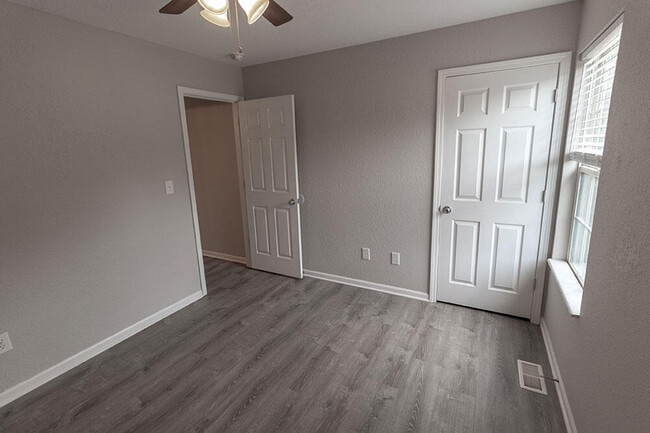 Building Photo - 1330 Godas Cir