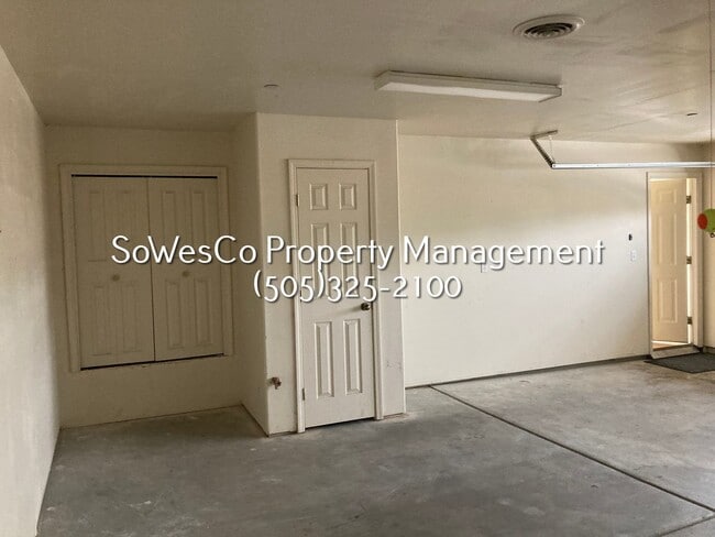 Building Photo - 3 Bedroom 2 Bath - three story home with Garage