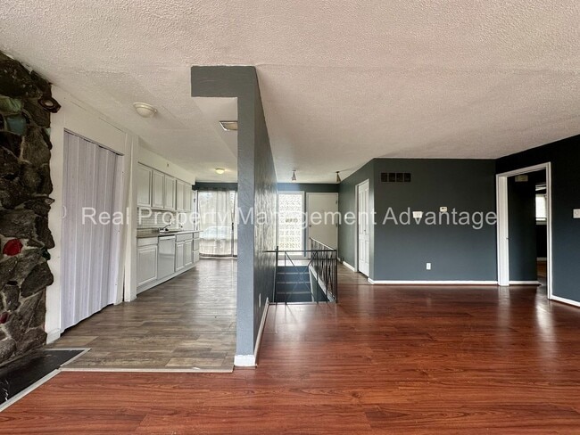 Building Photo - Beautiful Mid-Century 3 Bedroom Steps from...