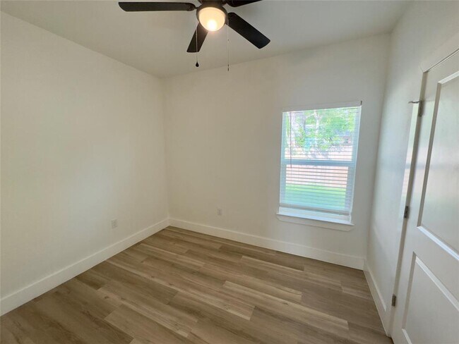 Building Photo - 715 E Live Oak St