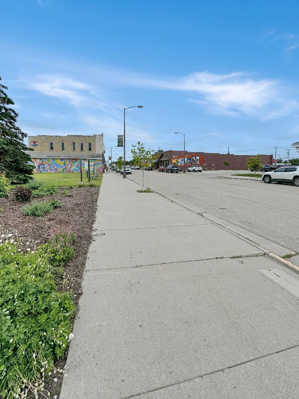 Building Photo - 208 2nd St S