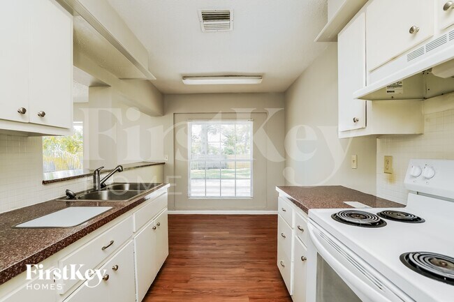 Building Photo - 1802 Ridgecrest St