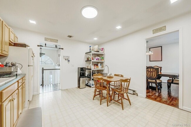 Building Photo - 475 Old Country Rd