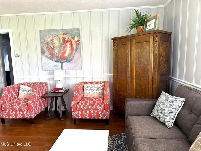 Building Photo - 1323 3rd St