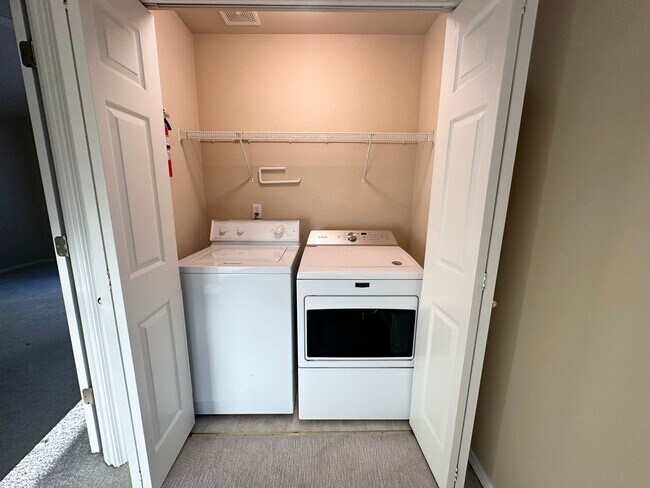 Building Photo - Beautiful 3 Bedroom Townhouse in West Linn!