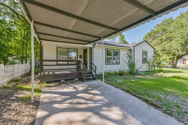 Building Photo - 1102 W Hart Ave