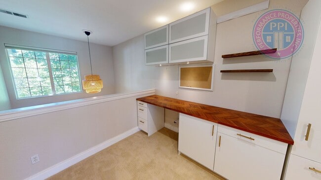 Building Photo - Stylish Townhouse, Luxury Amenities Throug...