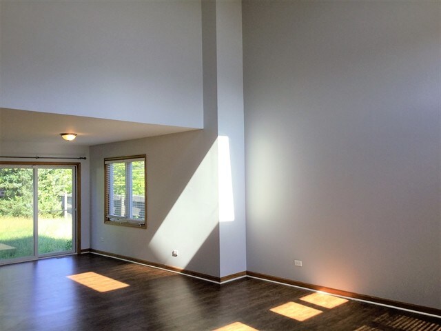 Building Photo - 262 Lakeview Ct