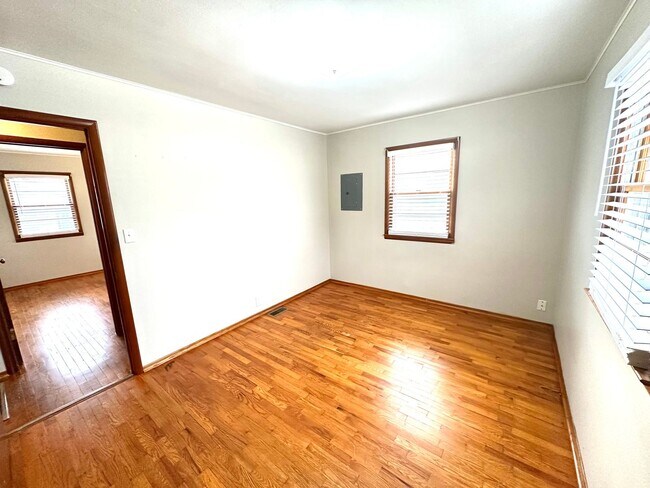 Building Photo - 3 BEDROOM 1 BATH IN JOPLIN-$1200 RENT-$1200 DEPOSIT