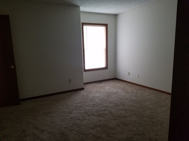 Building Photo - Great 3 Bed 2 Bath 2 Car Garage Flat Duplex- Pets ok!