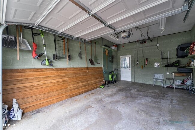 Building Photo - 8924 Oleander Ave