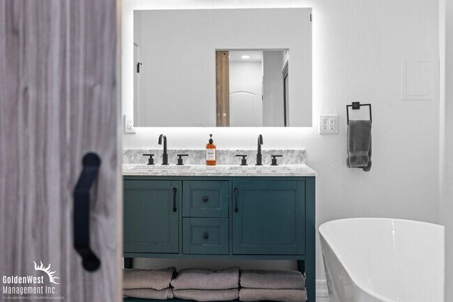 Building Photo - Modern 3Bdm 2Ba Unfurnished Downstairs Uni...