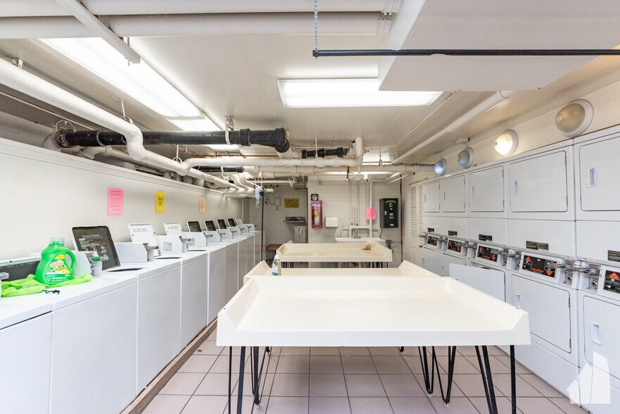 Building Photo - 444 W Fullerton Pky