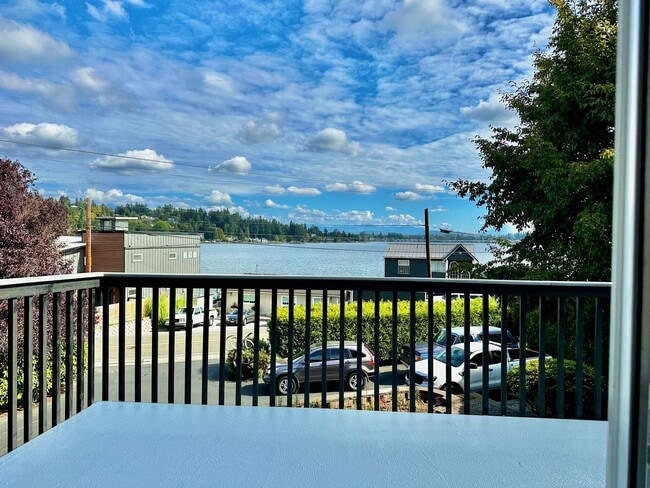 Building Photo - Newly Remodeled Top-Floor Duplex w/ Lake a...