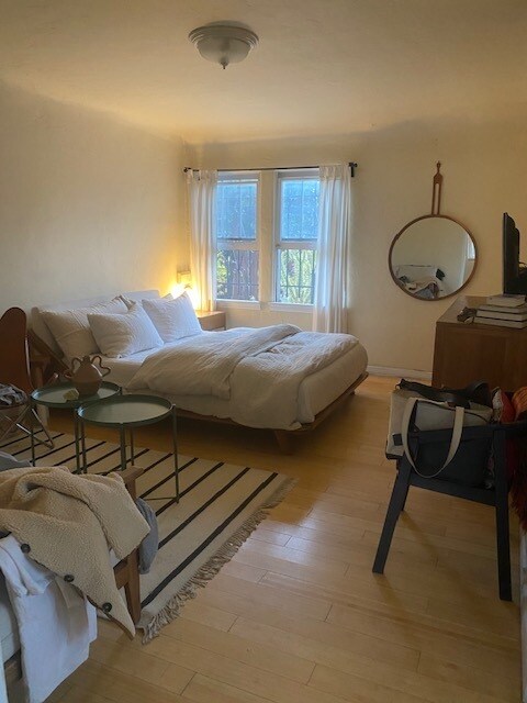 Very large bedroom - 1721 Lucretia Ave