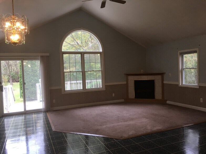 view into greatroom - 11347 Ford Road