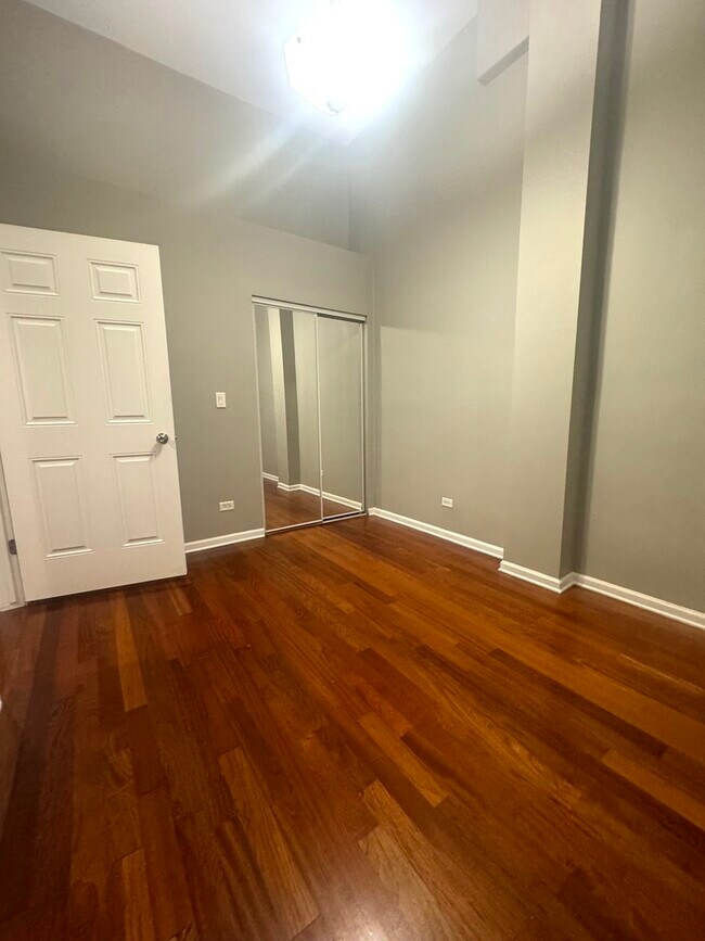 Building Photo - 521 N Racine Ave