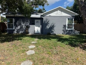 Building Photo - Cute & Cozy 1 Bedroom in Central St. Pete! Apply for FREE This Holiday Season!