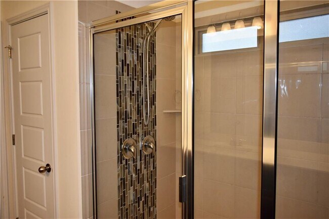 Building Photo - 201 Leather Oak Loop