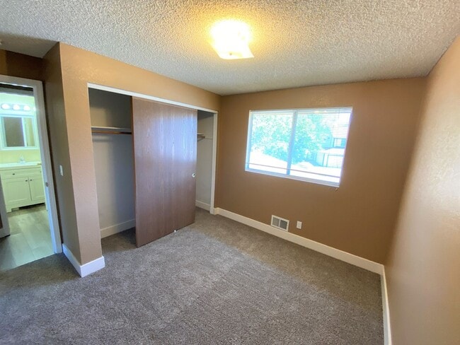 Building Photo - 3-bed, 2-bath, 2-car.  convenient location