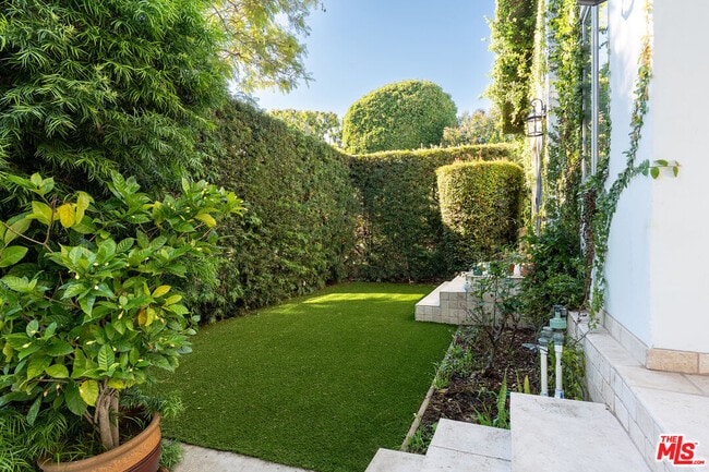 Building Photo - 8921 Ashcroft Ave