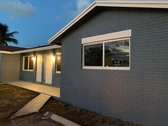 Building Photo - 2846 N Dixie Hwy