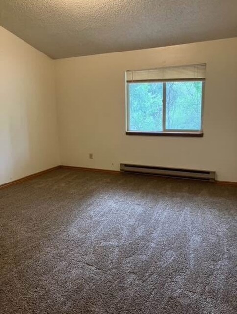 Large main bedroom - 131 Wellington St