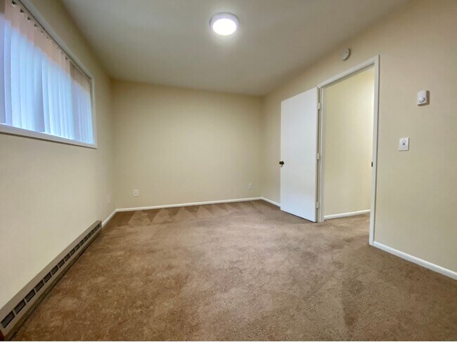 Building Photo - Vintage Main Floor 2 Bedroom in Hollywood ...