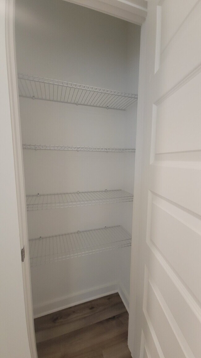 Building Photo - 7589 Discovery Pt Dr NW