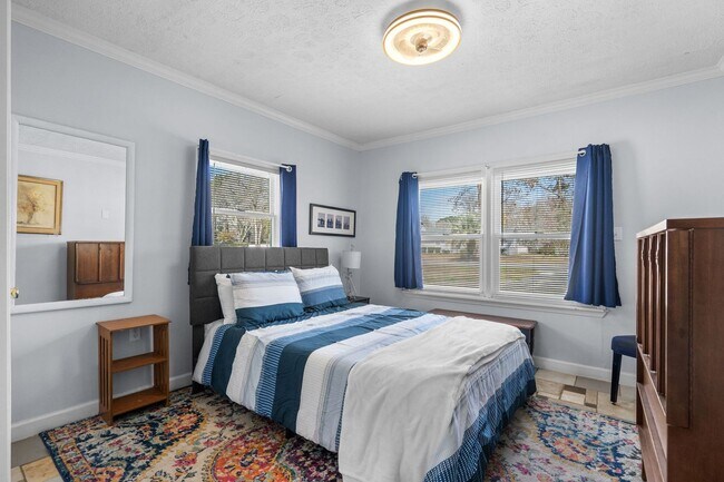 Building Photo - 4 Bed/2 Bath Furnished Single Family Home in Surfside 1 Mile to the Beach By Golf Cart!