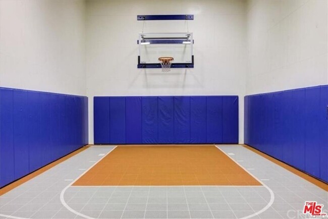 Basketball Court - 5530 Owensmouth Ave