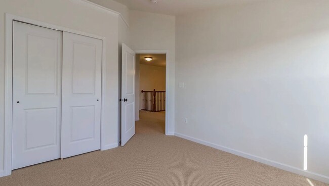 Building Photo - Stunning 3 Level, 3 Bed 3.5 Bath Townhome ...
