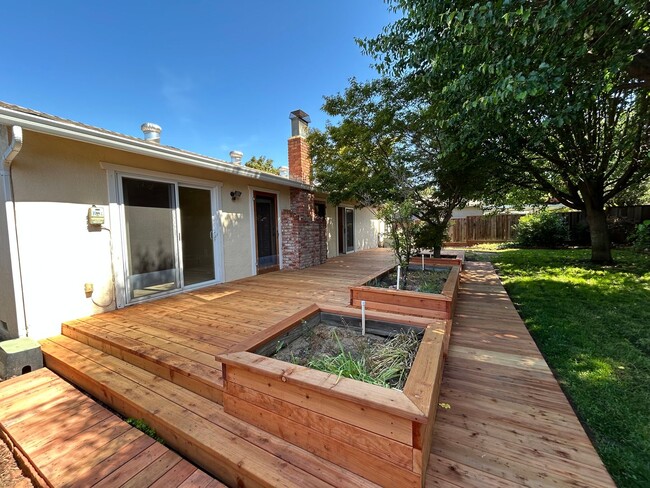 Building Photo - Nice Single Level Home with Attached Garag...