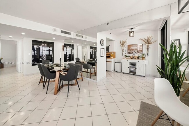 Building Photo - 2555 Collins Ave