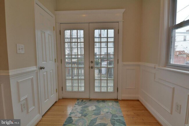 Building Photo - 733 Otis Pl NW