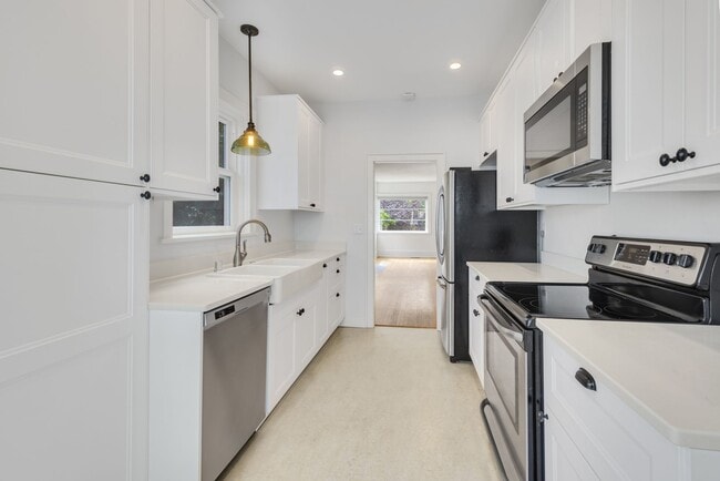 Building Photo - Charming 1906 Craftsman in Fremont — 3 Beds, Walk to Shops & Parks