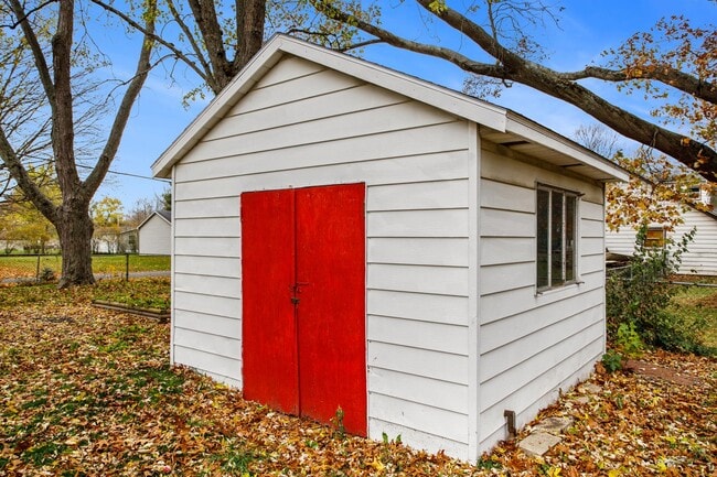 Building Photo - Beautiful Remodeled 3/1 home with large yard! - Ask about our Deposit Free Leasing opportunity!