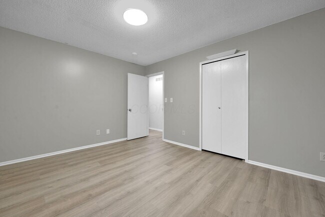 Building Photo - 4550 Glenhaven Dr