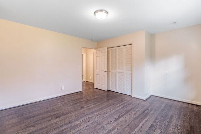 Building Photo - NW, Updated, Wood Floors, SS Appl., Den, Dining Roon, Sun Room, Finished Basement, Fenced!