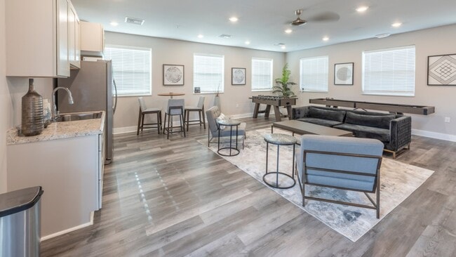 Building Photo - 3880 Palm Isle Pl