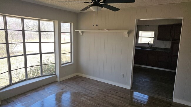 Building Photo - LARGE CORNER LOT!  2 bed 1 bath, could be 3 bedroom