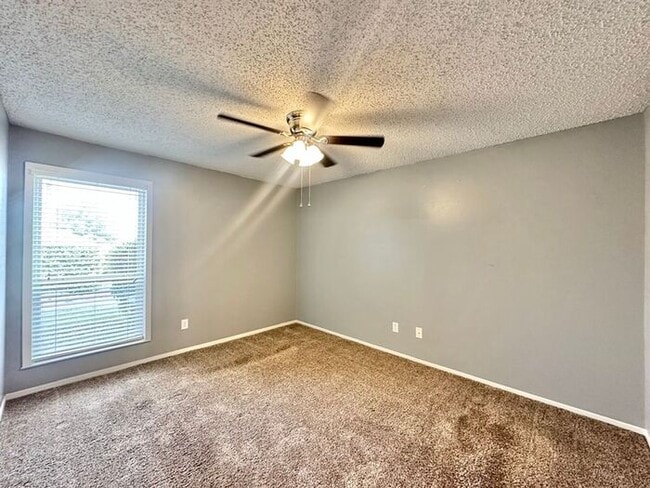 Building Photo - 2 Bed 1 Bath Apartment in South Tyler!