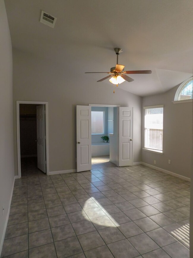 Building Photo - Available Now!!!! Beautiful 4 bedroom, 2 b...