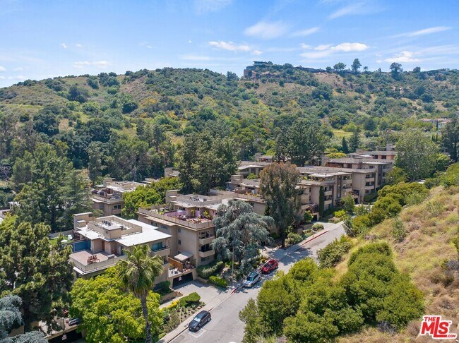 Building Photo - 6720 Hillpark Dr