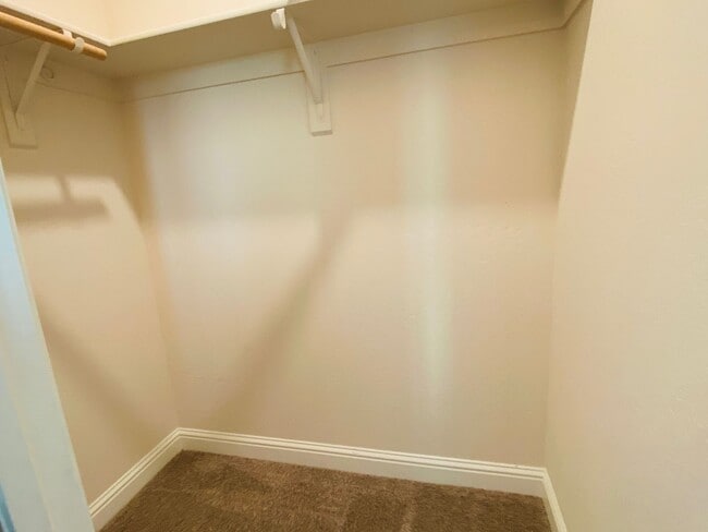 Building Photo - $3,195 Leonard & Shaw, 5 Beds - Alamos Ave...